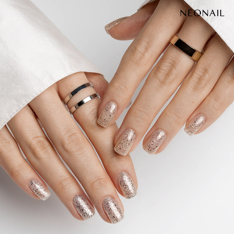 Zimowa stylizacja z użyciem Top Glow Silver i Gold Flakes
