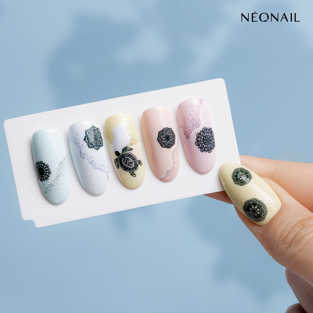 Manicure na wiosnę ze zdobieniem wykonanym z użyciem naklejek wodnych