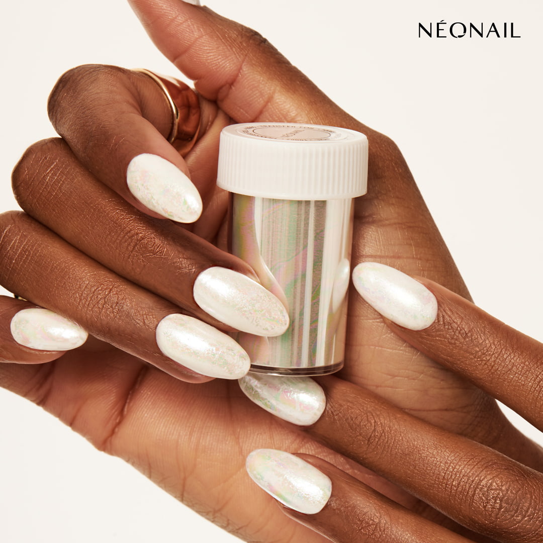Manicure z modnym efektem muszli wykonany z wykorzystaniem folii transferowej Seashell