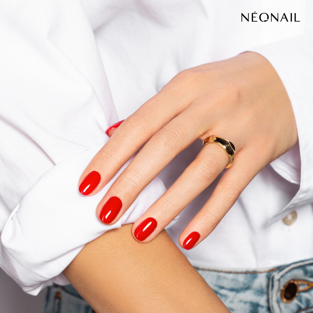 Elegancki manicure z użyciem Sexy Red
