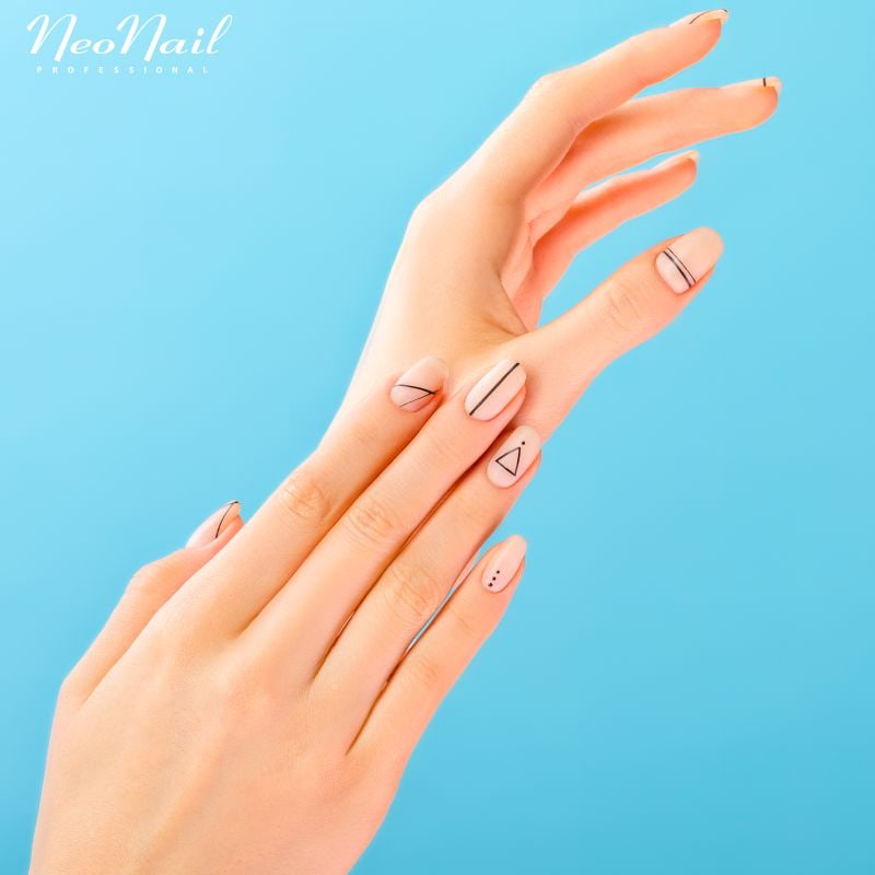 Półtransparentny manicure - NeoNail - trendy 2018