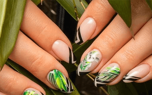 Miś koala w otoczeniu zielonych liści – wiosenne trendy manicure