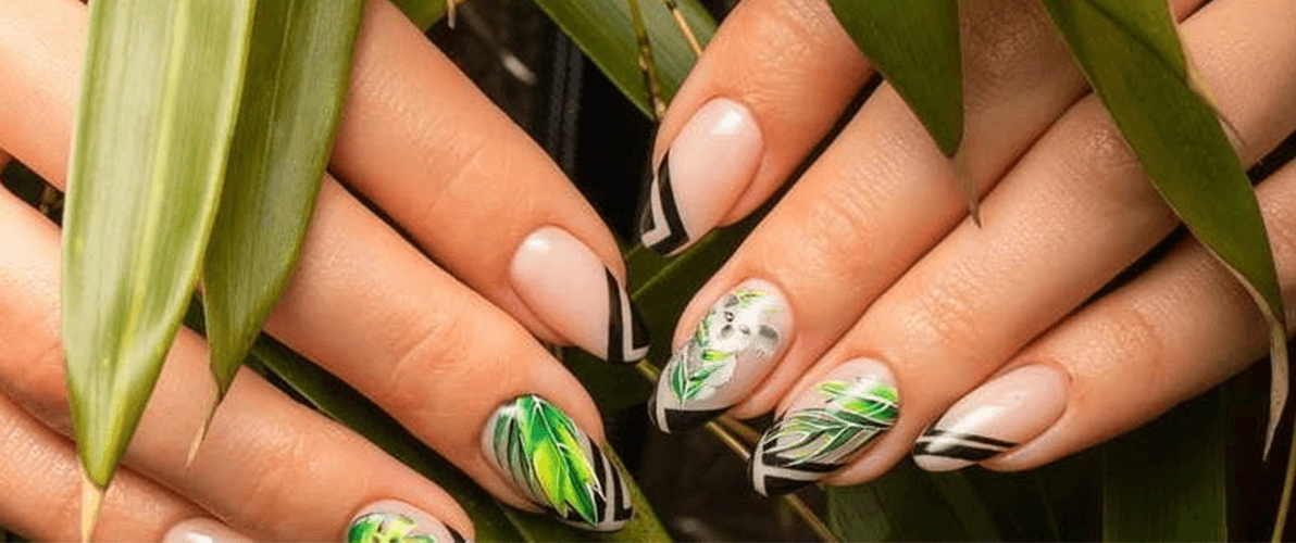 Miś koala w otoczeniu zielonych liści – wiosenne trendy manicure