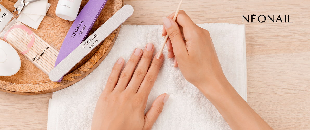 Sprawdzone sposoby na zalane skórki w manicure hybrydowym