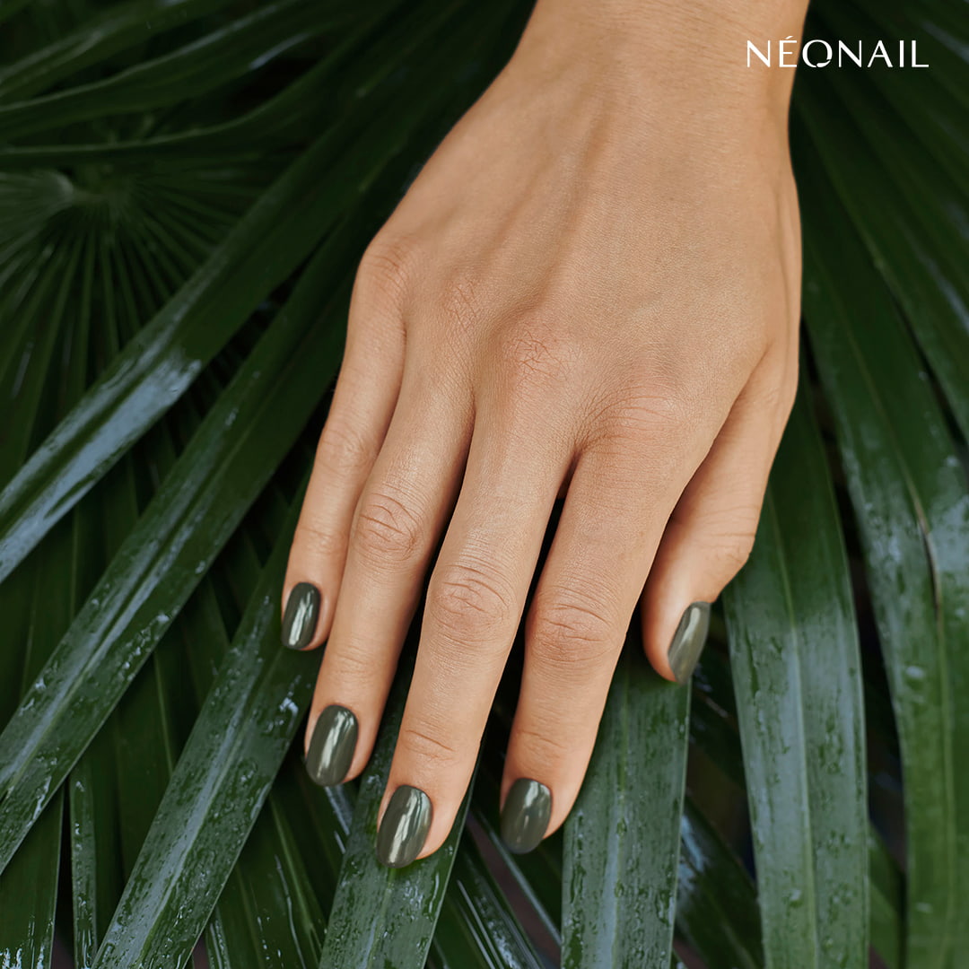 Zielony manicure wykonany z użyciem jesiennej kolekcji LOVE YOUR NATURE