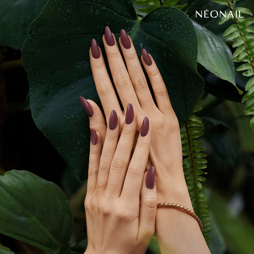 Jesienny manicure w odcieniu czerwieni z wykorzystaniem lakieru z kolekcji LOVE YOUR NATURE