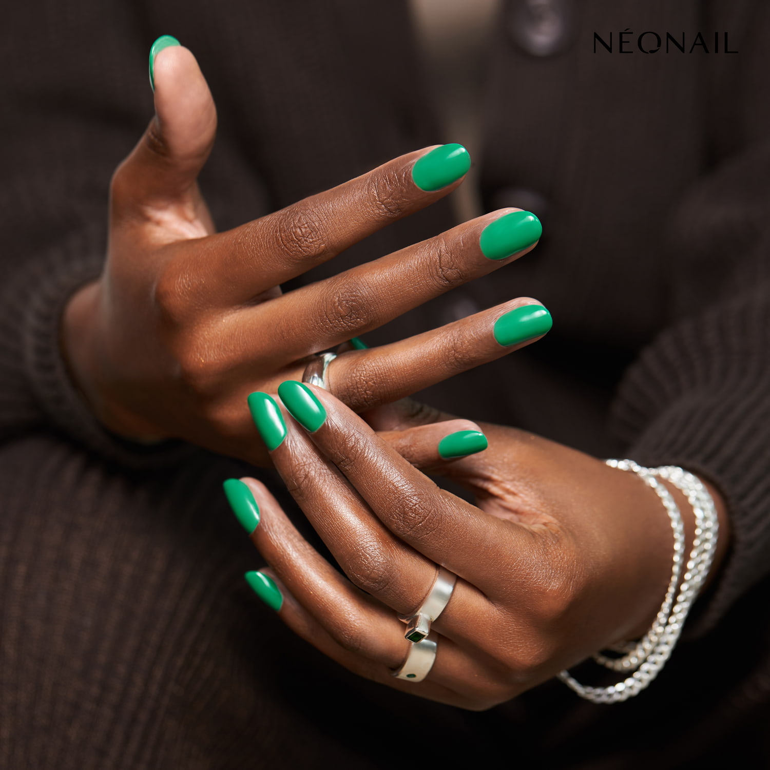 Zielony manicure na jesienne dni z wykorzystaniem lakieru z kolekcji SIMPLE